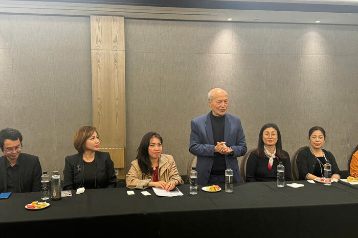 Ông Bùi Hữu Mạnh, Chủ tịch danh dự Hội người Việt tại New Zealand phát biểu về các hoạt động tích cực của cộng đồng qua nhiều thế hệ, tại cuộc gặp ở Auckland