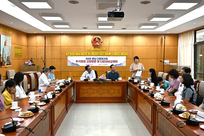 Bà Lee Sun Ju thay mặt đoàn bày tỏ cảm ơn sự quan tâm, đón tiếp của Ủy ban Nhà nước về người Việt Nam ở nước ngoài