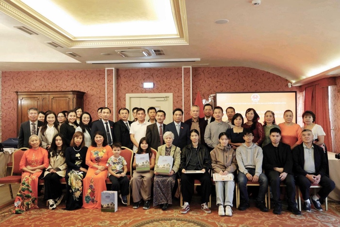 Phó Chủ tịch Quốc hội Nguyễn Doãn Anh và Đại sứ Hà Hoàng Hải chụp ảnh lưu niệm cùng cộng đồng người Việt tại Litva