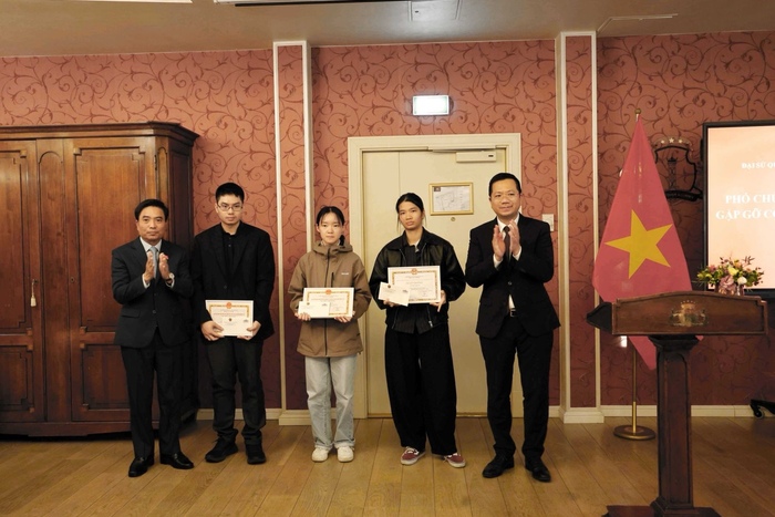 Phó Chủ tịch Quốc hội Nguyễn Doãn Anh và Đại sứ Hà Hoàng Hải khen thưởng học sinh sinh viên Việt Nam tại Litva có thành tích học tập xuất sắc năm 2025-2026