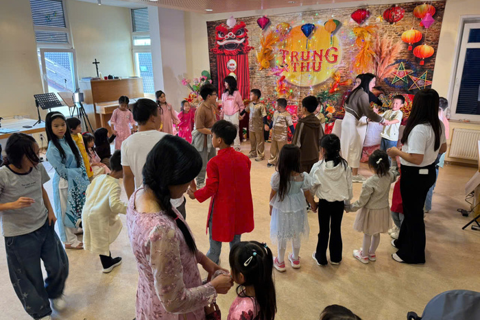  Trong tiếng nhạc rộn ràng, chú lân với sắc màu rực rỡ bất ngờ xuất hiện, mang đến niềm vui và sự phấn khích cho các em thiếu nhi.