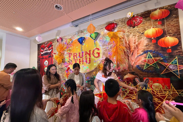 Những hoạt động vui chơi, giao lưu văn nghệ, nhận quà Trung Thu và những chiếc đèn ông sao truyền thống tạo ấn tượng với các em nhỏ.