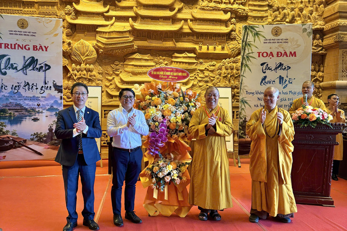 Phó Chủ nhiệm Ngô Trịnh Hà tặng hoa chúc mừng Ban tổ chức Tọa đàm