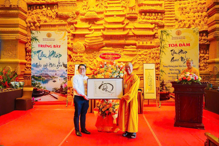 Ban Tổ chức  Tọa đàm tặng quà lưu niệm cho Phó Chủ nhiệm Ngô Trịnh Hà