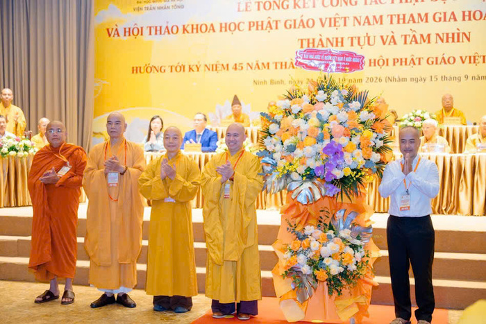 Ông Nguyễn Trung Kiên chúc mừng Ban tổ chức Hội thảo
