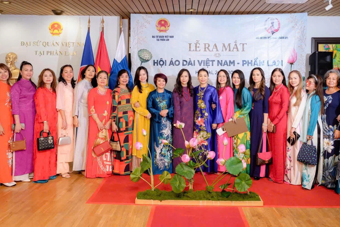 Các đại biểu chụp ảnh lưu niệm