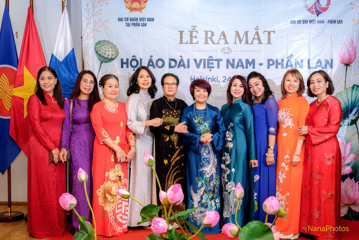 Các đại biểu chụp ảnh lưu niệm