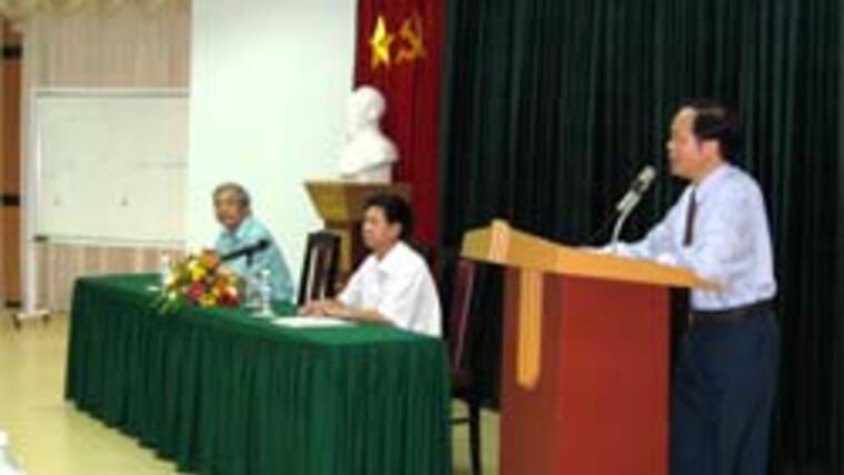 Lãnh đạo Uỷ ban về người Việt Nam ở nước ngoài gặp mặt sinh viên kiều bào về tham dự Trại hè 2007