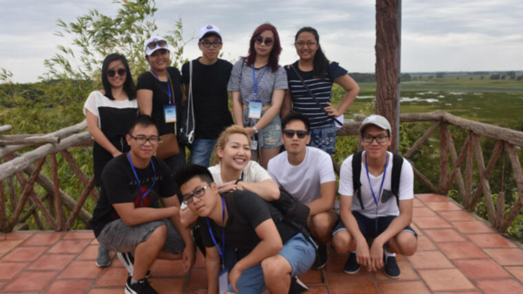 Thanh niên kiều bào tham quan Vườn Quốc gia Tràm Chim