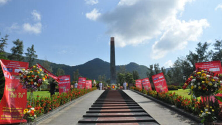 Trại hè Việt Nam 2012: Tri ân các anh hùng, liệt sỹ tại Nghĩa trang Hàng Dương