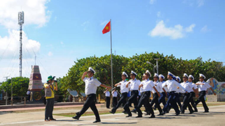 Lễ chào cờ ở lữ đoàn Trường Sa