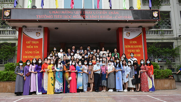 Giáo viên kiều bào thăm và học tập kinh nghiệm giảng dạy tại Trường Tiểu học Nguyễn Bỉnh Khiêm