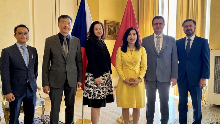 Thứ trưởng Bộ Ngoại giao, Chủ nhiệm Uỷ ban Nhà nước về người Việt Nam ở nước ngoài gặp Tổng Vụ trưởng Bộ Ngoại giao Séc