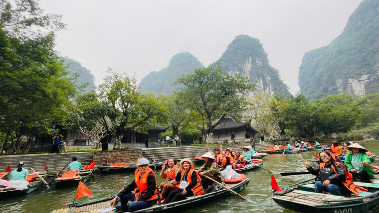 Đoàn giáo viên kiều bào học tập thực tế tại Ninh Bình, Hà Nam