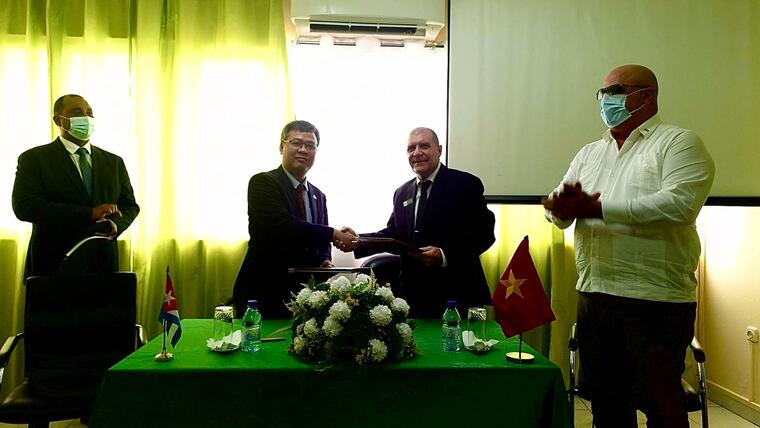 Đại sứ VN tại Angola và Bệnh viện Đa khoa Meditex của Cuba tại Angola ký thoả thuận hợp tác về tăng cường hỗ trợ khám chữa bệnh đối với cộng đồng người VN tại Angola