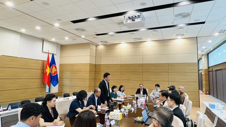 Đoàn công tác Ủy ban thăm, gặp gỡ cộng đồng người Việt Nam tại Hàn Quốc
