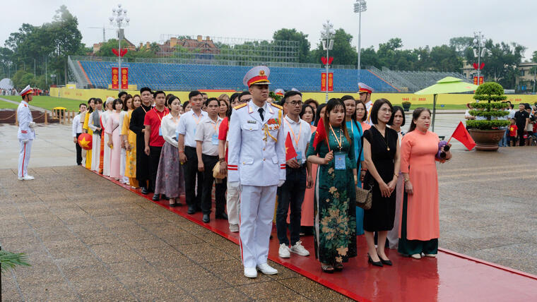 Tin ảnh: Đoàn giáo viên kiều bào viếng Lăng Bác và tham quan di tích lịch sử tại Hà Nội