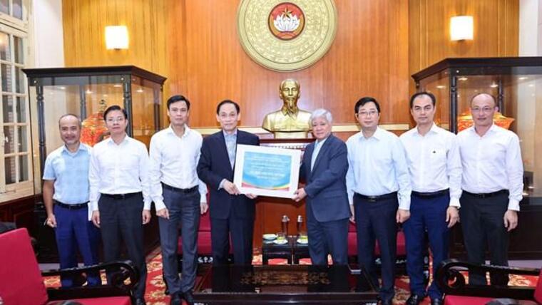 12 tỷ đồng từ Đảng bộ Bộ Ngoại giao và cộng đồng người Việt Nam ở nước ngoài gửi tới đồng bào vùng lũ