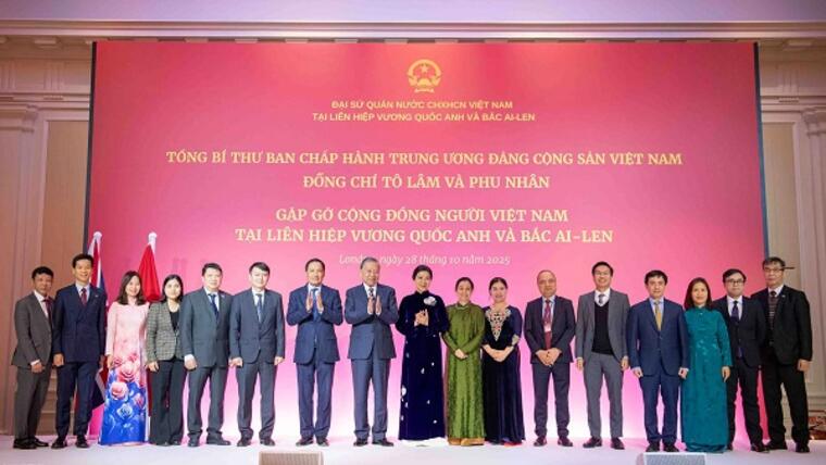 Tổng Bí thư gặp gỡ cộng đồng người Việt Nam và cán bộ Đại sứ quán Việt Nam tại Anh