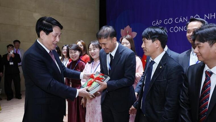 Chủ tịch nước gặp gỡ cán bộ và cộng đồng người Việt tại Đông Nam Hàn Quốc