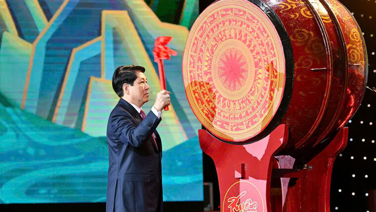 Chủ tịch nước Lương Cường chúc Tết bà con kiều bào và đánh trống khai hội mừng Xuân Quê hương 2026