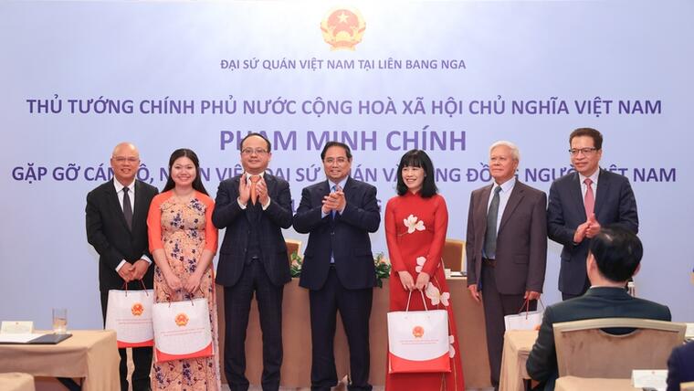 Thủ tướng Phạm Minh Chính gặp gỡ cán bộ, nhân viên Đại sứ quán và cộng đồng người Việt Nam tại Liên bang Nga