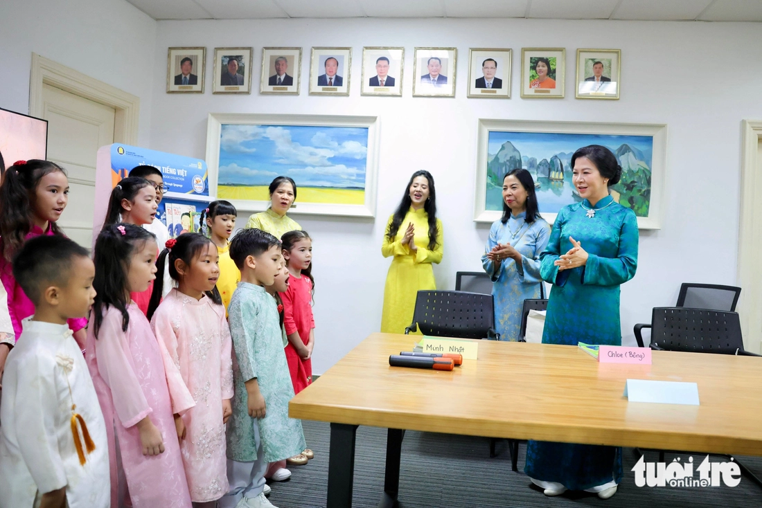 Phu nhân Ngô Phương Ly thăm và tặng 100 đầu sách cho lớp tiếng Việt Lạc Hồng tại Singapore