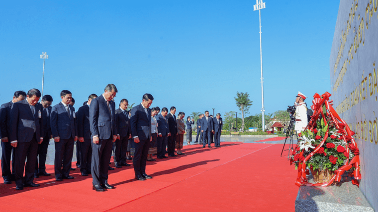 Hai Thủ tướng Việt Nam, Lào dâng hoa tưởng niệm Chủ tịch Hồ Chí Minh, Chủ tịch Kaysone Phomvihane, Chủ tịch Souphanouvong