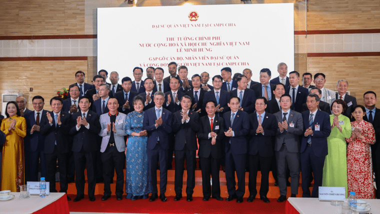 Thủ tướng Lê Minh Hưng gặp cộng đồng và các cơ quan đại diện Việt Nam tại Campuchia
