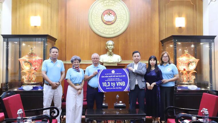 Nghĩa cử kiều bào Séc: Hơn 10 tỷ đồng san sẻ với đồng bào vùng bão lũ