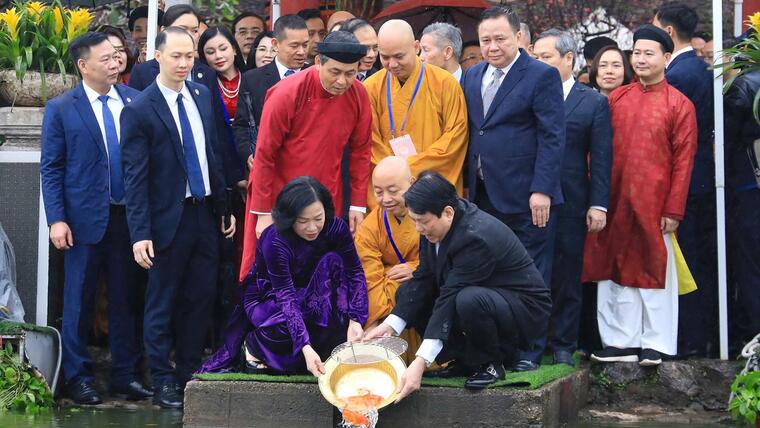 Chủ tịch nước và Phu nhân cùng Đoàn kiều bào dâng hương tại Tượng đài Vua Lý Thái Tổ và thực hiện nghi thức thả cá chép tại Đền Ngọc Sơn