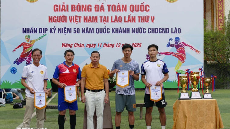 Sôi động giải bóng đá cộng đồng người Việt tại Lào