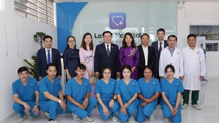 Lào: Chủ tịch Quốc hội thăm, tặng quà cán bộ, bác sỹ Bệnh viện La Vie