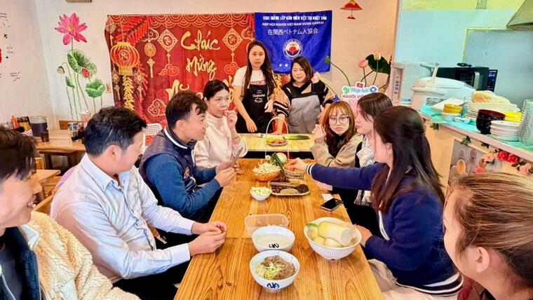 Lớp dạy nấu ăn truyền thống gắn kết cộng đồng người Việt tại Osaka