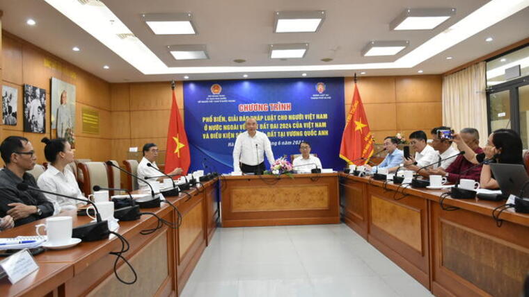 Hoàn thiện chính sách, pháp luật đối với người Việt Nam ở nước ngoài phục vụ yêu cầu phát triển của đất nước trong tình hình mới