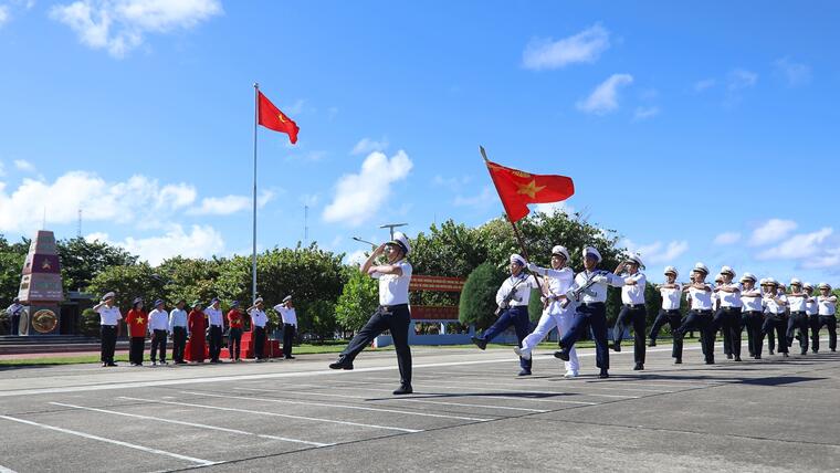 Hào hùng lễ diễu binh, diễu hành tại Trường Sa