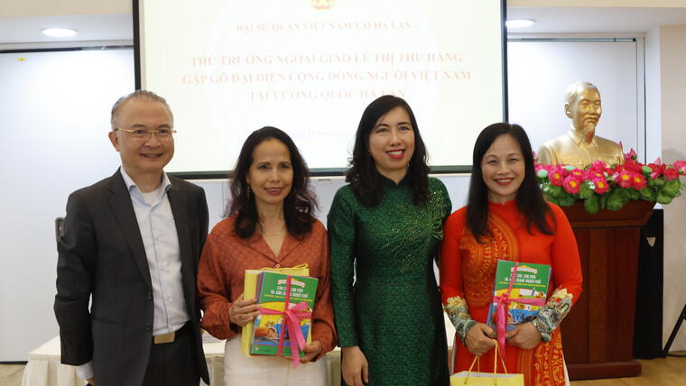 Thứ trưởng Bộ Ngoại giao Lê Thị Thu Hằng gặp gỡ cộng đồng người Việt tại Hà Lan