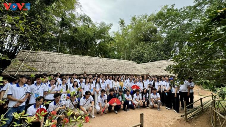 Trại hè Việt Nam 2025: Kiều bào trẻ rưng rưng xúc động khi về thăm quê hương Bác