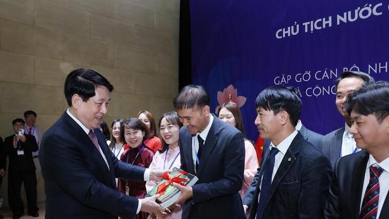 Chủ tịch nước gặp gỡ cán bộ và cộng đồng người Việt tại Đông Nam Hàn Quốc