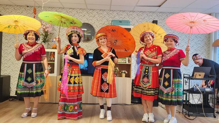 Người Việt tại Hà Lan lan tỏa yêu thương mùa Giáng sinh tại trung tâm dưỡng lão Het Uiterjoon