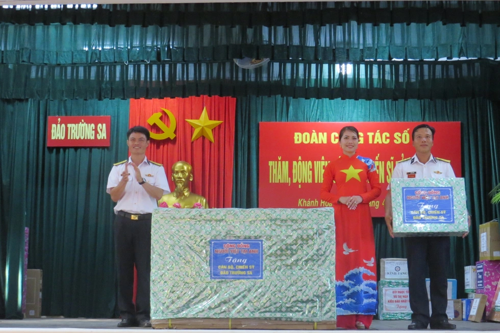 Tiếng nhạc "Tiến quân ca" giữa sóng Trường Sa và lời thề son sắt hòa vào Biển Đông