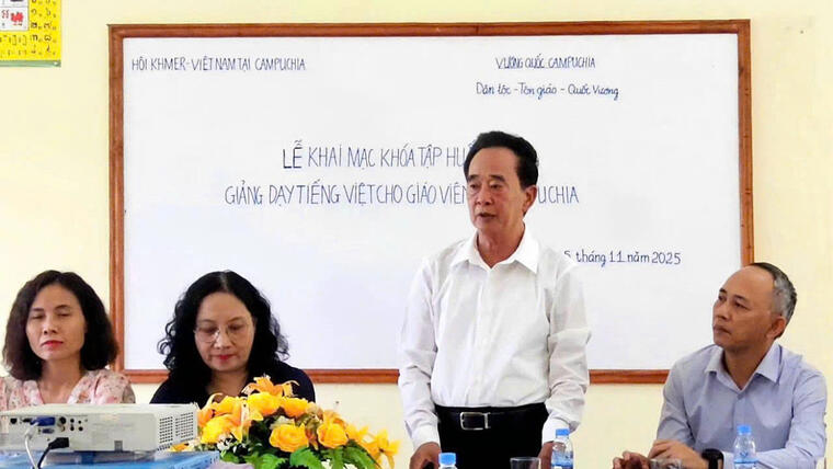 Tập huấn nâng cao năng lực giảng dạy tiếng Việt cho giáo viên tại Campuchia