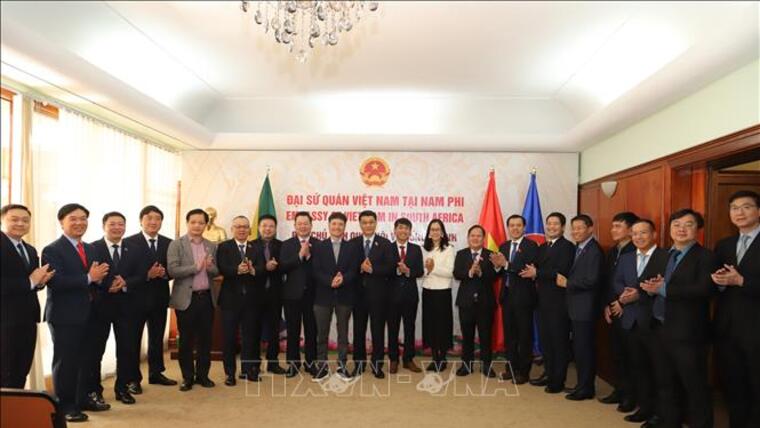Phó Chủ tịch Quốc hội Vũ Hồng Thanh  gặp gỡ đại diện cộng đồng người Việt Nam tại Nam Phi.