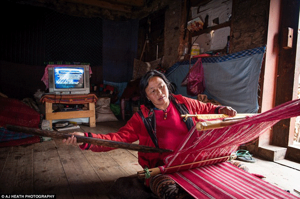 Là một nhiếp ảnh gia tài liệu chuyên nghiệp, Heath đã săn được những khoảnh khắc đặc biệt trong đời sống thường ngày của người Brokpa