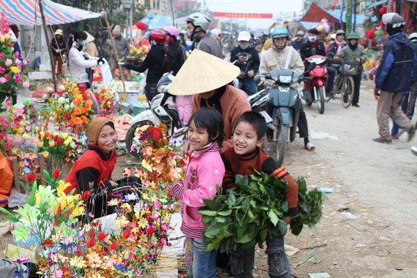 Chợ Tết quê là nơi để cả nhà đến mua sắm và thưởng thức những món ăn truyền thống. Cùng đón năm mới và tìm hiểu thêm về văn hóa địa phương tại chợ Tết quê đầy sôi động và thú vị.