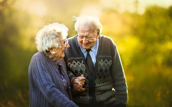 Có bí quyết gì để đạt được hạnh phúc về già? Hãy xem hình ảnh này để tìm hiểu những lời khuyên của vợ chồng già thành đạt.