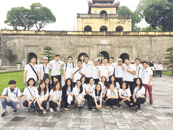 Các bạn trẻ trước cổng di tích lịch sử Hoàng thành Thăng Long