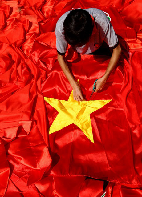 Cờ Tổ quốc: Hãy ngắm nhìn hình ảnh Cờ Tổ quốc với sự kiêu hãnh và truyền cảm hứng cho tình yêu đối với đất nước! Bộ cờ đỏ sao vàng trên nền xanh đặc trưng là biểu tượng vĩnh cửu không chỉ của người Việt mà còn được trân trọng trên toàn thế giới.