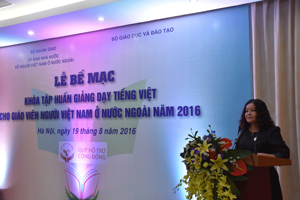 Cô giáo Phạm Mỹ Dung thay mặt các học viên cám ơn Ban tổ chức khóa tập huấn tiếng Việt