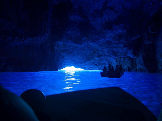Hang Grotto: Đây là một hang nhỏ trên đảo Capri, Italy. Khi vào hang bằng cách ngồi thuyền, du khách sẽ được chiêm ngưỡng cảnh toàn bộ mặt nước có màu xanh kỳ diệu